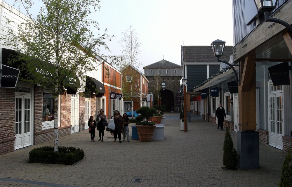 De Grote Markt in Lelystad met terrassen en de Grote Kerk