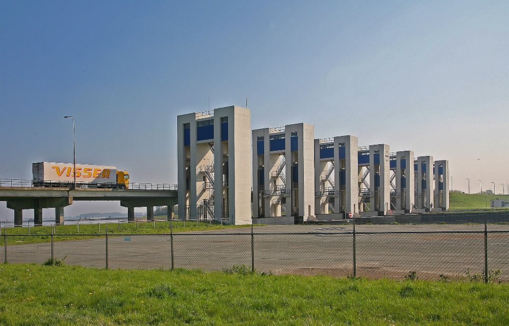 Het Kasteel van Lelystad gezien over het water